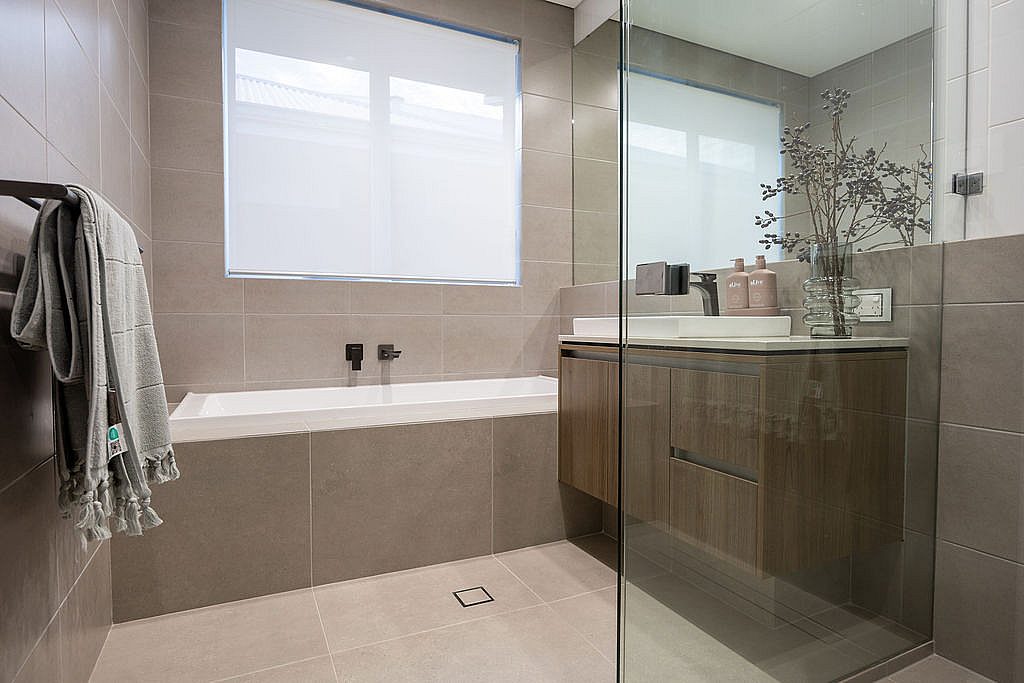 Del Rey Platinum SW Bathroom